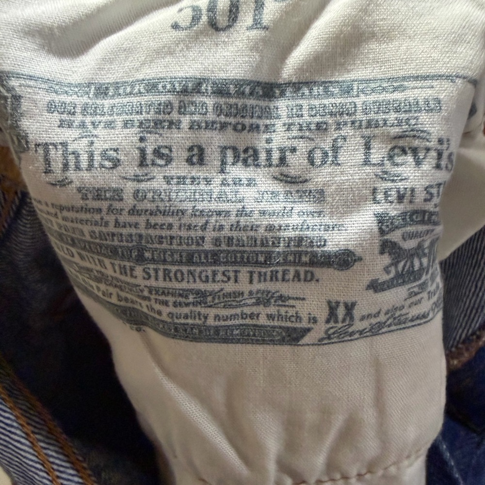 Levi's Classic Women’s 501 Blue Frayed Jean Shorts - Picture 4 of 6